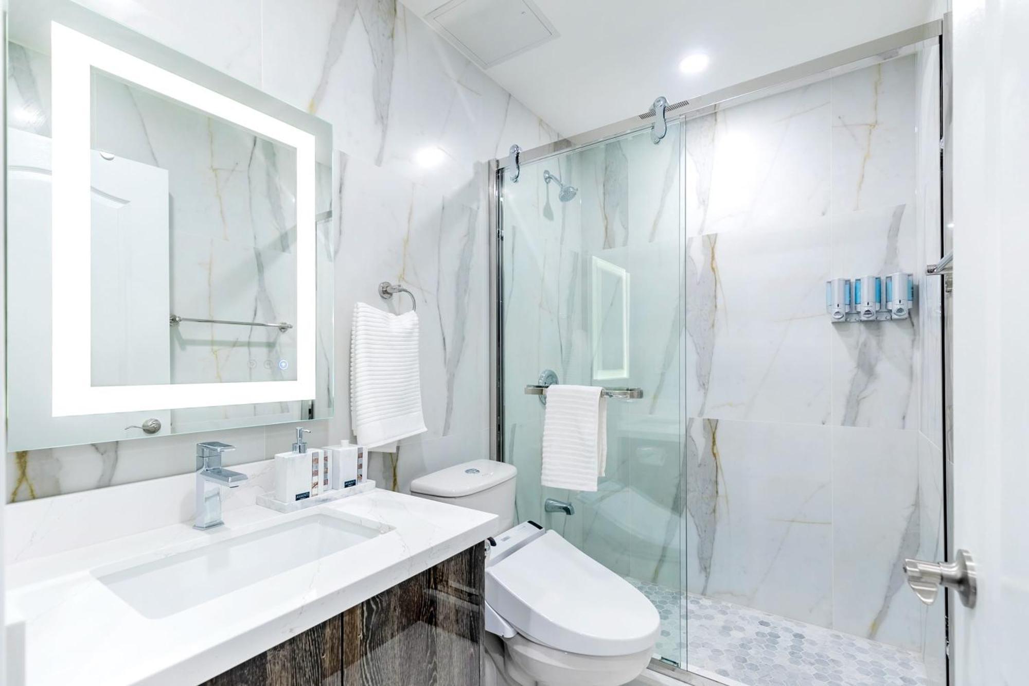 تورونتو Modern Pet-Friendly Chinatown Apartment المظهر الخارجي الصورة